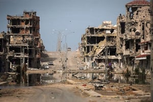 En Libye, la ville de Syrte en ruines, alors que les combattants de l’État islamique y sont encerclés par les forces anti-jihadistes en juin 2016. © Manu Brabo/AP/SIPA