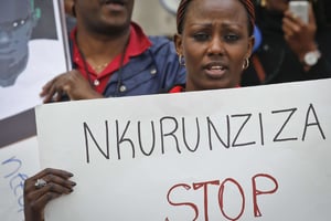 Lors d’une manifestation contre le président burundais Pierre Nkurunziza, en avril 2016 à New York. © Bebeto Matthews/AP/SIPA