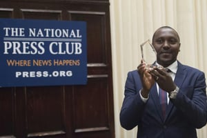 Eloge Willy Kaneza, reporter de SOS Media Burundi, reçoit le Prix Peter Mackler 2016 au National Press Club à Washington, DC, le 13 octobre 2016. © Saul Loeb/AFP