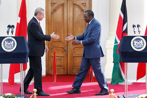 En juin, en visite à Nairobi, le président Recep Tayyip Erdogan, ici avec Uhuru Kenyatta, se donnait pour priorité de développer les relations commerciales avec le Kenya. © Thomas Mukoya/REUTERS