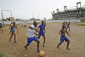 Des enfants jouent au foot près du stade de Libreville dans le quartier du « Petit Paris », le 24 janvier 2012. © Francois Mori/AP/SIPA