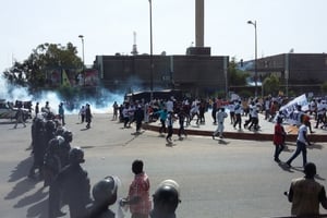 Des manifestants de l’opposition dispersés par la police à Dakar, le 14 octobre 2016. © Benjamin Roger/Jeune Afrique