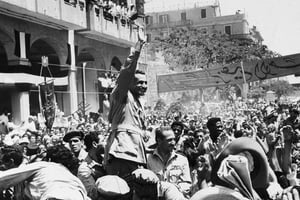 Nasser lors de la cérémonie célébrant le départ des derniers soldats britanniques, à Port Saïd, le 18 juin 1956. © AP/SIPA