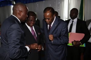 De g. à dr. Vital Kamerhe (opposition), Alexis Thambwe-Mwamba (majorité) et Edem Kodjo, facilitateur du dialogue en RDC, le 6 septembre 2016 à Kinshasa. © Flickr/Michael Ali/Monusco