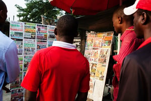 Kiosque à journaux de Salif situé à Adjamé aux 220 Logements. Image d’archive du 10 janvier 2013 en Côte d’Ivoire. © Camille MILLERAND pour JA