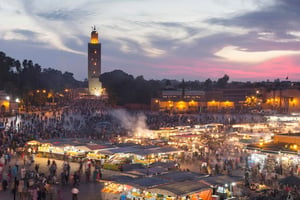 La place Jemaa-el-Fna et la mosquée de la Koutoubia, au coeur de la médina, près de laquelle se tiendra la conférence. © Studd/RHPL/Andia