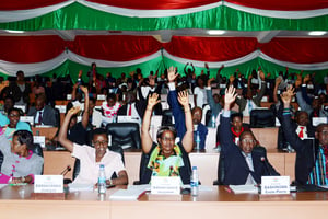 À l’Assemblée nationale, le 12 octobre, le vote à main levée en faveur du retrait de la CPI a recueilli une écrasante majorité. © ONESPHORE NIBIGIRA/AFP