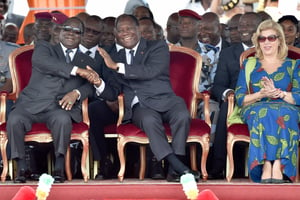 Poignée de main fraternelle entre deux anciens ennemis, le 21 mars 2015 à Abidjan, lors de l’inauguration du pont Philippe-Grégoire-Yacé. © ISSOUF SANOGO/AFP
