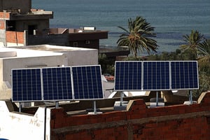 Panneaux photo-voltaïques sur le toit d’une habitation individuelle en Tunisie (photo d’illustration). © Habib M’henni/CC/Wikimedia commons