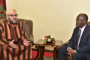 En visite en Tanzanie, Mohammed VI  a été reçu par le président John Pombe Magufuli le 23 octobre 2016. © Maghreb Arab Press