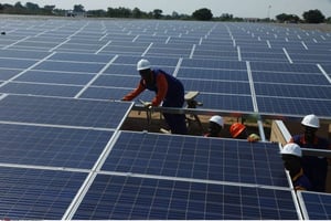 Des ingénieurs ougandais réparent les panneaux solaires d’une installation à 300 kilomètres de Kampala. © Stephen Wandera/AP/SIPA
