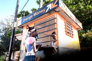 Orange Sénégal a annoncé, à la fin de novembre, la disparition des frais de retrait et l’application d’une commission fixe de 0,8 % sur l’envoi d’argent. © Sylvain Cherkaoui pour JA