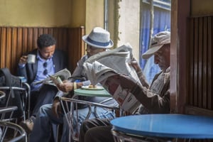 Des Ethiopiens lisent le journal à Addis Abeba, le 10 octobre 2016 alors que l’état d’urgence vient d’être décrété. © Mulugeta Ayene/AP/SIPA