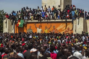 Des manifestants à Ouagadougou le 31 octobre 2014, jour de la chute de Blaise Compaoré. © Theo Renaut/AP/SIPA