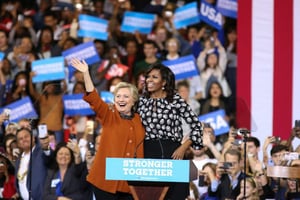 Hillary Clinton et Michelle Obama, à Winston-Salem, en Caroline du Nord, le 27 octobre 2016. © AFP