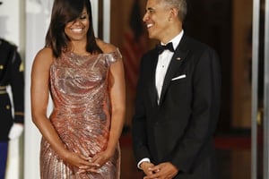 Barack et Michelle Obama, en robe Atelier Versace lors d’un dîner avec le Premier ministre italien. © Pablo Martinez Monsivais/AP/SIPA
