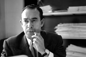 Mehdi Ben Barka dans son bureau de Genève, 1965. © Archives Jeune Afrique