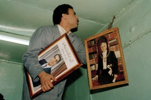Changement de portrait présidentiel le 9 novembre 1987 dans un commerce de Tunis. A gauche, le nouveau président Zine el Abidine Ben Ali et à droite Habib Bourguiba. © Laurent Rebours/AP/SIPA