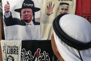 Un tee-shirt à l’effigie de Donald Trump en haredim à côté d’un autre à celle d’Obama coiffé d’un keffieh, à Jérusalem. © Ahmad Gharabli/AFP
