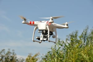 Un drone civil muni d’une caméra pour des prises de vue aériennes. © mail111/Pixabay