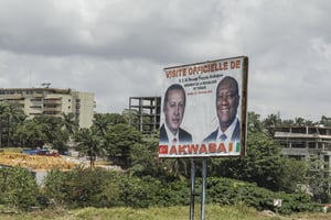 Affichage gouvernemental présentant Ouattara et Erdogan, à Abidjan en Côte d’Ivoire, en mars 2016. © Jacques Torregano pour JA