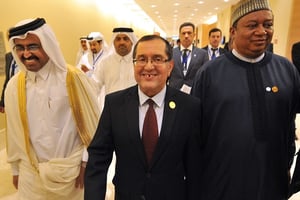 Noureddine Boutarfa, le ministre algérien de l’Énergie, et Mohammed Barkindo le secrétaire général de l’OPEP quittent la conférence de l’OPEP à Alger le 28 septembre 2016. © Sidali Djarboub/AP/SIPA