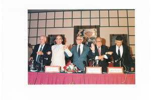 De g. à dr., Ali Yata (PPS), Abderrahmane Youssoufi (USFP), M’hamed Boucetta (Istiqlal), Abdellah Ibrahim (UNFP) et Mohamed Bensaïd Aït Idder (OADP) lors de la signature de la charte constitutive de la coalition, en 1992. © najibi