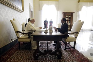 Lors d’une audience privée avec le pape François au Vatican, le 18 octobre 2013. © GREGORIO BORGIA/POOL/AFP