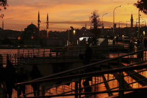 Coucher de soleil à Istanbul, avec la Mosquée Neuve (Yeni Cami) en fond, le 11 octobre 2016. © Emrah Gurel/AP/SIPA