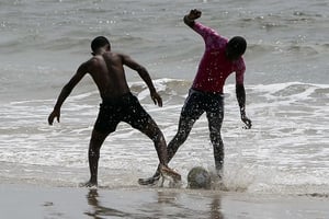 Des enfants gabonais jouent au football sur l’une des plages de Libreville, le 22 janvier 2012. © Francois Mori/AP/SIPA
