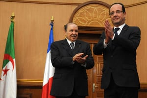 Abdelaziz Bouteflika  et François Hollande à l’université de Tlemcen, en Algérie, le 20 décembre 2012. © Nadji/AP/SIPA