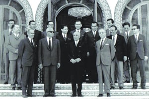 Mohamed Masmoudi (deuxième ligne, à gauche) dans le gouvernement tunisien présidé par Habib Bourguiba, en 1970. © Habib Osman/CC/Wikimedia Commons
