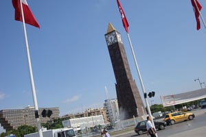L’horloge de la place « 14-Janvier 2011 », à Tunis. © Eastmanenator/Wikimedia Commons