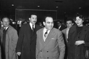 Mohamed Masmoudi à l’aéroport d’Orly, dans la région parisienne, le 10 février 1958. © Gamma-Keystone via Getty Images