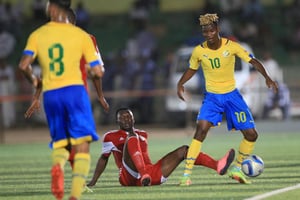 Didier Ndong (d) lors d’un match avec le Gabon face au Soudan, le 2 septembre 2016 à Khartoum. © Stringer/AFP