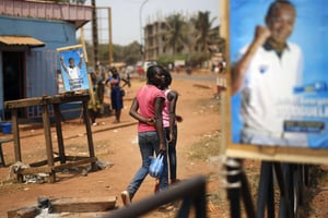 Des filles dans les rues de Bangui, le 14 février 2016. © Jerome Delay/AP/SIPA