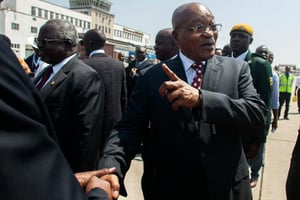 Jacob Zuma, président sud-africain, le 3 novembre 2016 à l’aéroport d’Harare. © Jekesai Njikizana/AFP