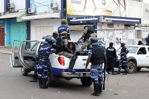 La police gabonaise procède à une arrestation à Libreville, en 2012. © Joel Bouopda Tatou/AP/SIPA