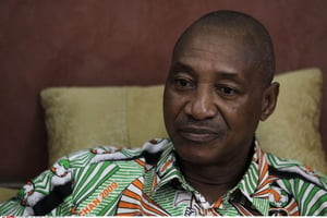 Laurent Pokou pose dans un hôtel de Malabo en 2012. © Rebecca Blackwell/AP/SIPA