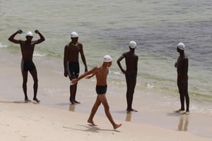 Des nageurs se préparent à nager jusqu’à l’île de Gorée, sur une plage de Dakar, en octobre 2010. © Rebecca Blackwell/AP/SIPA