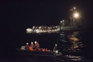 Embarcation de migrants au large de la Libye le 21 octobre 2016. © Christian Ditsch/AP/SIPA
