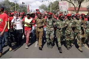 Des membres des Combattants de la Liberté Économique, le parti de gauche sud-africain qui a réagi en novembre 2016 à l’agression raciste perpétrée par deux hommes blancs dans le nord-est du pays, en août de la même année. © Themba Hadebe/AP/SIPA