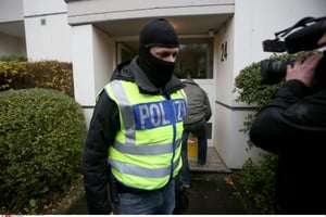 Un officier de police vient de perquisitionner un des 190 appartements visés par le vaste coup de filet orchestré par les autorités allemandes le 15 novembre 2016, à Bonn. © Oliver Berg/AP/SIPA