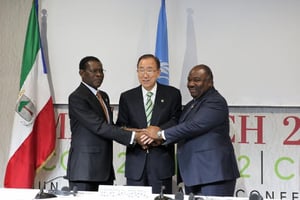 Les chefs d’Etat de la Guinée équatoriale et du Gabon se serrent la main devant Ban Ki-Moon. © Direction de la communication de la présidence du Gabon.