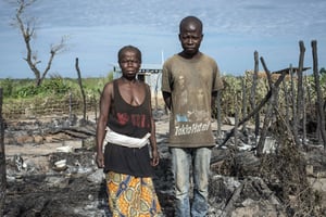 Une mère et son fils dans les ruines de leur camp de réfugiés attaqué par la Séléka, le 13 octobre 2016, à Kaga Bandoro, en Centrafrique. © David Belluz/AP/SIPA