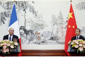 Michel Sapin et Ma Kai à Pékin le 18 septembre 2015. © Lintao Zhang/AP/SIPA