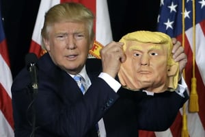 Donald Trump tenant un masque à son effigie, le 7 novembre 2016 à Sarasota (États-Unis). © Chris O’Meara/AP/SIPA
