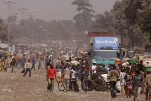 La population de Mbuji Mayi réunie au marché le 31 juillet 2006 en pleine période d’élection, RDC. © SCHALK VAN ZUYDAM/AP/SIPA