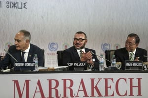 De gauche à droite : le ministre des Affaires étrangères marocain Salaheddine Mezouar, le roi du Maroc Mohammed VI et le Secrétaire général des Nations unies Ban Ki-moon, le 15 novembre 2016 lors de la session d’ouverture de la COP22. © Mosa’ab Elshamy/AP/SIPA