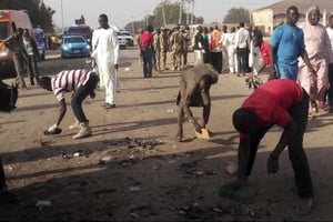 Les habitants de Maiduguri ramassent les débris causés par le double attentat perpétré le 29 octobre dernier dans cette ville, cible de Boko Haram. © Jossy Ola/AP/SIPA